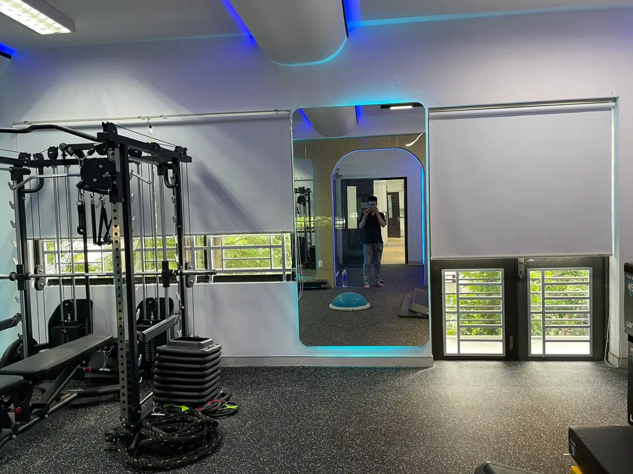 public/projects/Rèm cuốn cản nắng cho anh Trai phòng GYM quận 2 - 1.webp